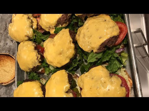 How I put together the most delicious burger !Includes toppings/ sauce 👌😋