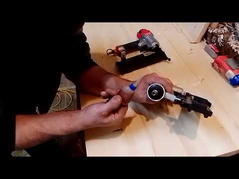 пневматический нейлер в столярной мастерской .