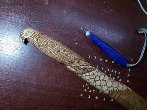 Вырезаю орла на топорище.Резьба по дереву бормашиной.