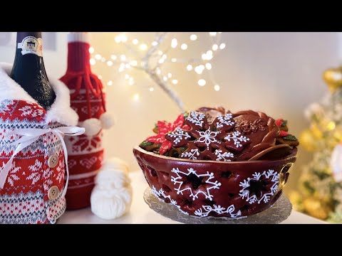 Gingerbread Bowl with gingerbread cookies.