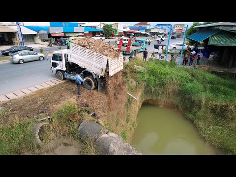 Started new project next to the main road with a Komatsu D31p Dozer pushing soil and 5ton dump truck