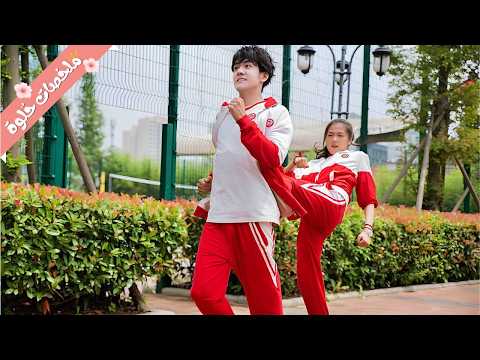 بنت قوية بتتكسف من أخوها في المدرسة ومش طايقاه وهي مش عارفة إنه بيحبها وبيساندها  في السر ملخص مسلسل