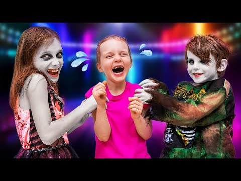 Vania Mania Kids joue à faire semblant d'être un bébé zombie