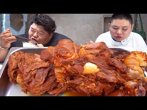 猴哥花1000元买条大牛腿，和大胖做“酱香牛腿”，两人一块抱着啃太爽了！【胖猴仔】