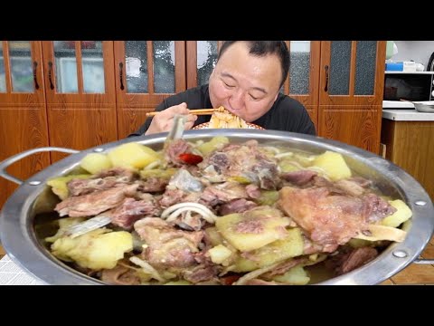 Will he fail at making Inner Mongolia's signature dish, braised mutton and eggplant?