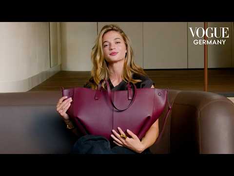 Lisa-Marie Koroll öffnet ihre Tasche – mit Sportbändern & Hundesnacks | In the Bag | VOGUE Germany