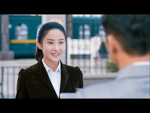 姑娘坐首長專車被趕下車，誰知姑娘就是首長，下秒好看了！