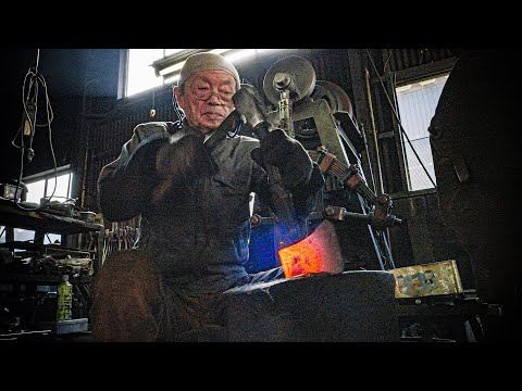 Making axes for 65 years. A traditional method fades away with the times.