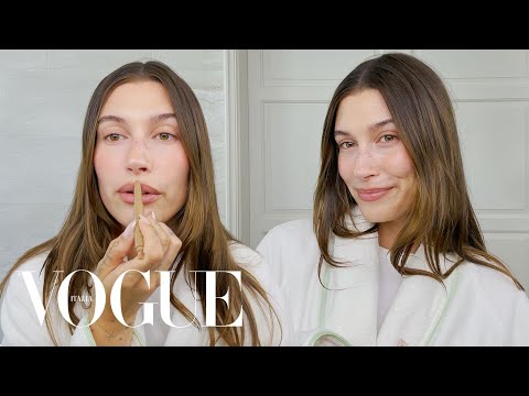 Hailey Bieber svela i segreti del suo effortless look | Beauty Secrets | Vogue Italia