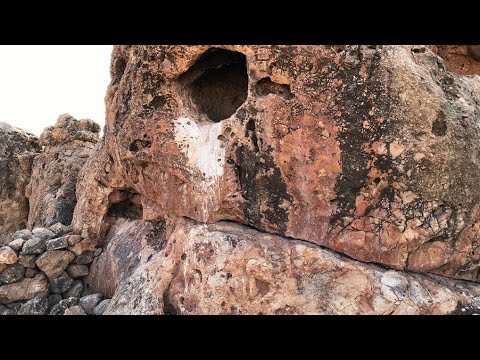 Extracting a treasure from a blunt and gold dating back to the Portuguese civilization/treasurer ...