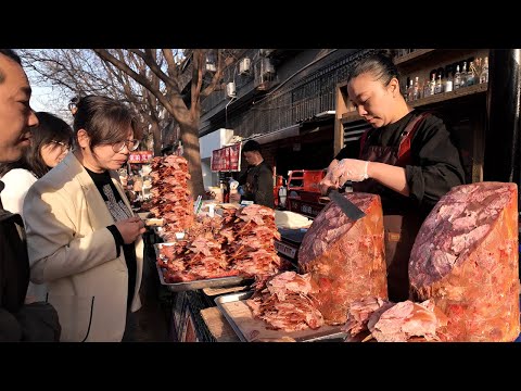 中国西安早市美食,千年古城下的小南门早市热闹非凡,油条灌鸡蛋,宫廷香酥牛肉饼,肘子夹馍,茉莉豆浆,优质菜盒,驴肉火烧,油茶麻花,金线油塔,腊牛肉夹馍,甑糕等等,小南门早市上游客与本地人一起寻找西安美食