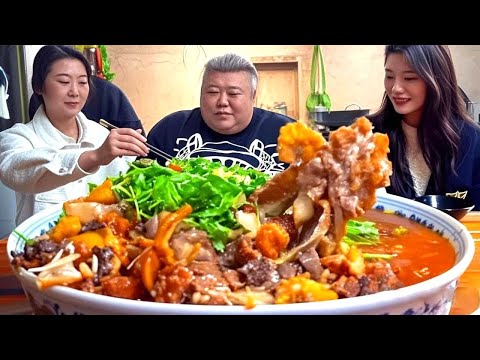 硬核20斤草鱼入铁锅，美女陪吃猴哥慌了，现场嘴瓢笑疯了！【胖猴仔】