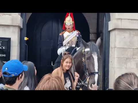 CHINESE TOURIST ANNOYED THE KINGS GUARD #kingsguard