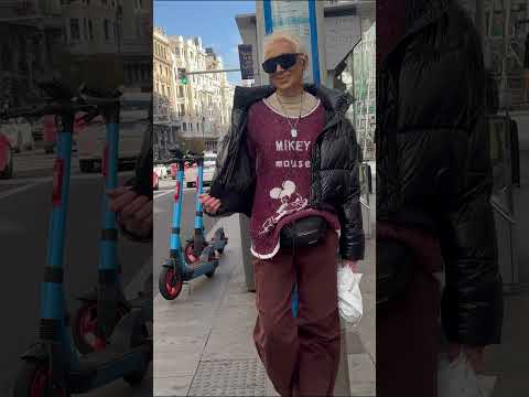 🇪🇸Madrid Street Style: A Stylish Spanish Lady at the Bus Stop