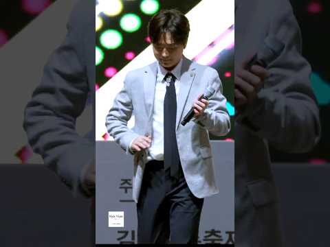 이찬원 김천시민분들을 가까이서 뵙고 인사드리기 위해 무대 아래로 내려가는 모습☺️