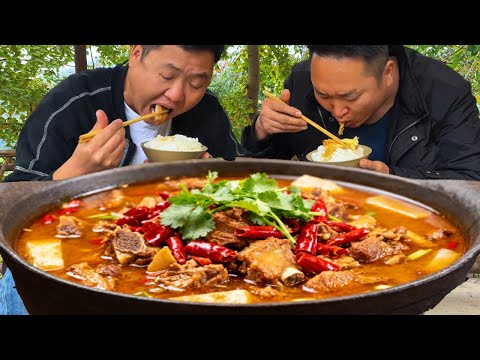 天氣太冷，二弟回家做“肥肉燉蘿蔔白菜”，湯汁濃鬱看著都流口水！【鐵鍋視頻】