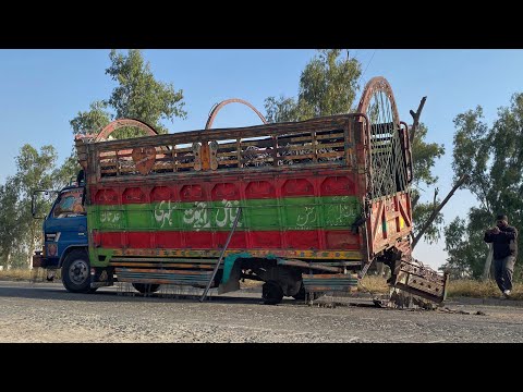 Dangerous Overload Accident! Truck Axle Breaks & Mechanics Repair on Highway