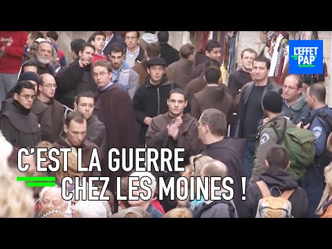 EN ISRAËL, PRIÈRES ET BASTONS DANS LE TOMBEAU DE JÉSUS