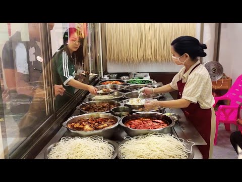 广西玉林早市,小城市大市集,中国最会做粉的城市之一,吃粉爱好者的天堂,扣肉粉牛巴粉牛腩粉生料粉干捞粉,还有火爆网络的狗狗交易市场,品种繁多品相俱佳,顾客都是从外地赶来,非常热闹。