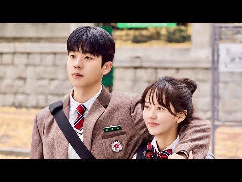 بنت طيبة بتحاول توقع أوسم شاب فى المدرسة فى حب صاحبتها ولكنها بتتصدم لما بتعرف انه بيحبها هى