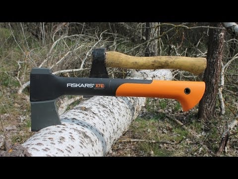 Fiskars X7 Axe Review and Test + Comparison with a Regular Forged Axe