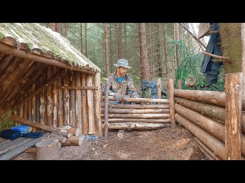 Solo Bushcraft Adventure. Build the Perfect Log Cabin for a Comfortable Stay of Several Days