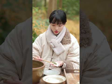 冬至一阳生.人间岁月深.村里都冬至.是从田头到餐桌的新鲜.特意将地里的野芥菜留到现在包饺子.挖上一篮.便是饺子馅的好料.砂锅慢煨羊肉汤.汤汁浓郁.冬至进补.暖意融融