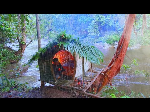 Membangun tempat perlindungan di saat hujan deras || solo camping hujan deras
