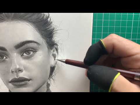 How to draw a realistic portrait freehand?