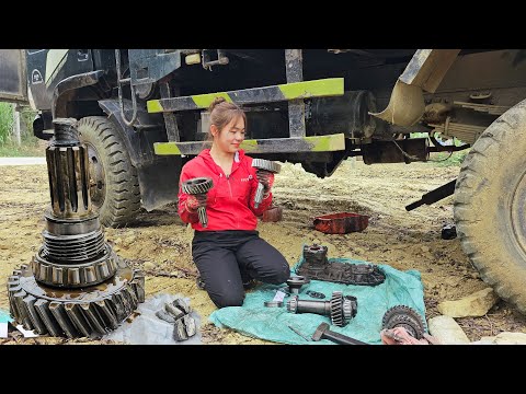 Mechanic girl rescues a truck with a broken transmission shaft