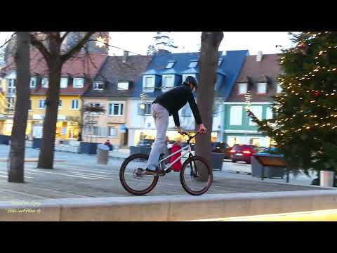 Fahrradakrobatik zur blauen Stunde in Breisach