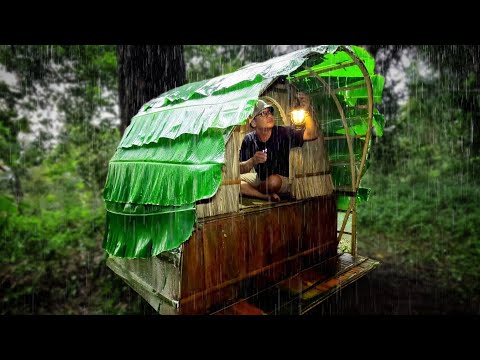 BUILDING A UNIQUE SHELTER WARM AND COZY IN HEAVY RAIN
