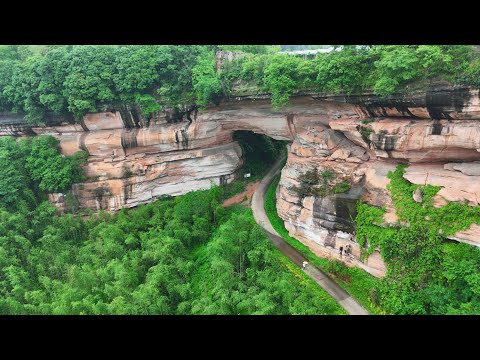 現實版天空之城,20多戶人家竟世代居住在壹塊深山巨石上,至今都不願搬離,如世外桃源!【花花樂遊記】