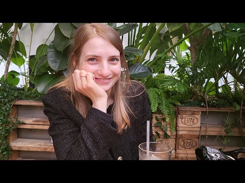 (ENG SUB) I gave the Ukrainian twin sister a card to buy everything she wants in Korea