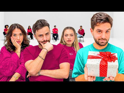 تحدي اللي ياخذ الهدية يخسر !! مع اليوتيوبرز 🎁 ✅