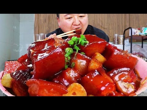 Ah Qiang's secret recipe braised pork belly is bright red in color and rich but not greasy!