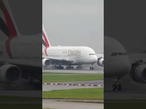 π¨TODAY: Emirates A380 Lands at Manchester Airport with STUNNING Wing-Fluff and SPRAY! π¦