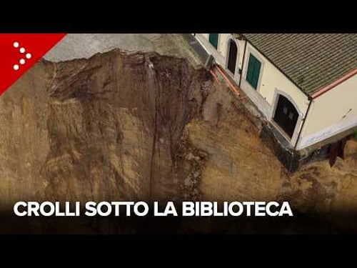 Frana a Niscemi, nuovi crolli in diretta attorno alla biblioteca sospesa: 4mila libri a rischio
