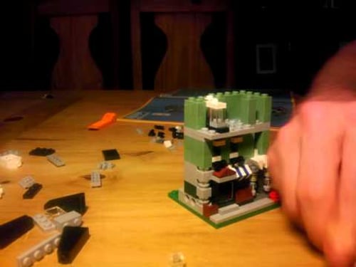 Stop-Motion Assembly of LEGO Mini-Modulars (City Buildings)
