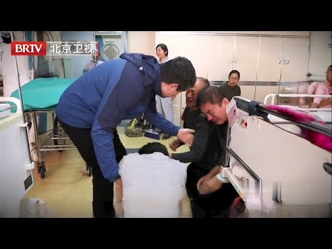 一周前还活蹦乱跳,4岁女童突发昏迷查出脑瘤,全家人实在难以接受,长跪不起……【生命缘之生命的礼物第二季】