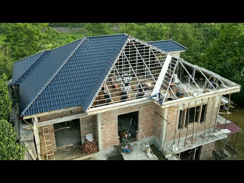 It's amazing how these workers build steep roofs