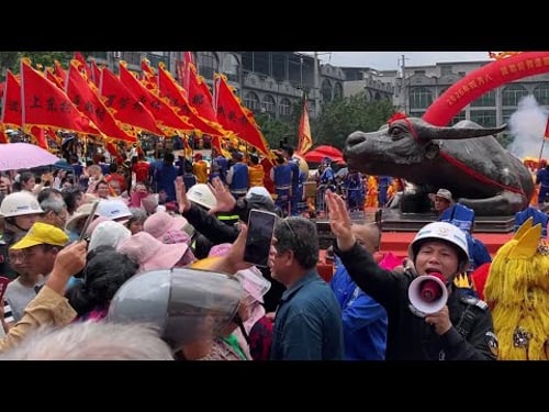 广西农村最隆重的传统节日之一:露圩壮族圩逢节,也称:神牛节!是当地一年中最隆重的赶圩日,6万多名村民与游客共聚一堂,氛围热烈场面火爆,唱山歌,舞麒麟,打钱尺,品特色美食:五彩糯米饭艾叶糍粑花香米酒。