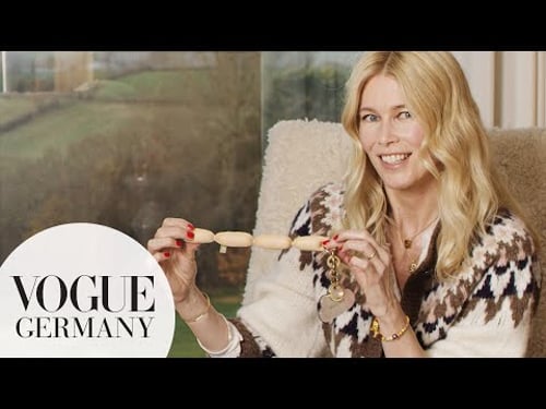 Claudia Schiffer: Ein Blick in ihre Handtasche | In The Bag | VOGUE Germany