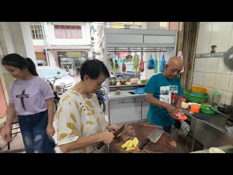 What kinds of Chinese food are served in Indonesian Chinese restaurants, and how do they differ f...