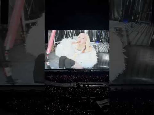 #blackpink Rosé eating spanish churros before her set in Barcelona
