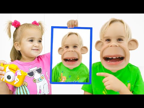 Alice spielt mit lustigen Masken und bringt Chris gutes Benehmen bei