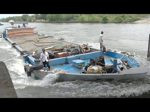 The Overloaded Barge’s Sudden Burst of Speed That Shocked Everyone