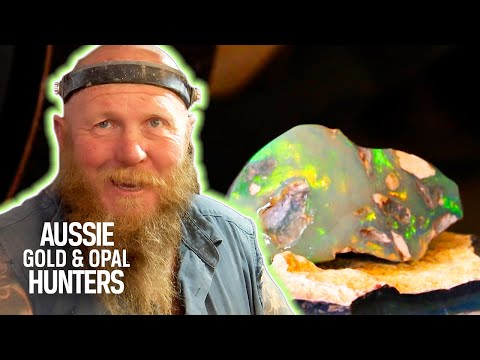The Bushmen Discover A Stunning Grey-Based Crystal Opal | Outback Opal Hunters