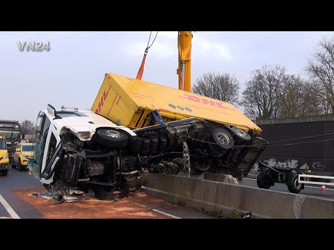 VN24 - Truck overturns on concrete barrier on A1 freeway - complex crane recovery