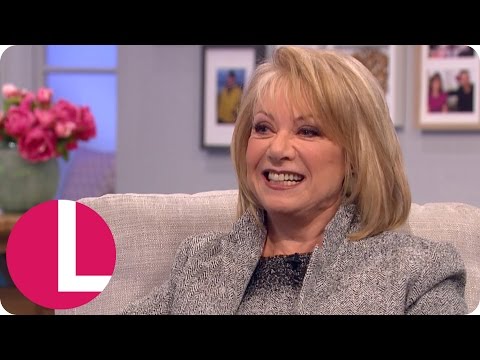 Elaine Paige Nearly Died During a Performance of Cats | Lorraine